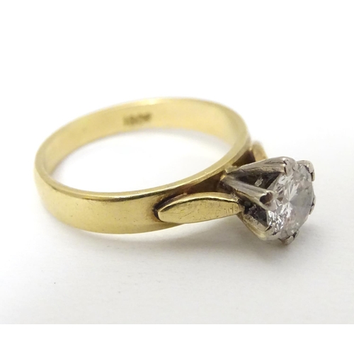 291 - An 18ct gold diamond solitaire ring. the diamond approx 0.50ct