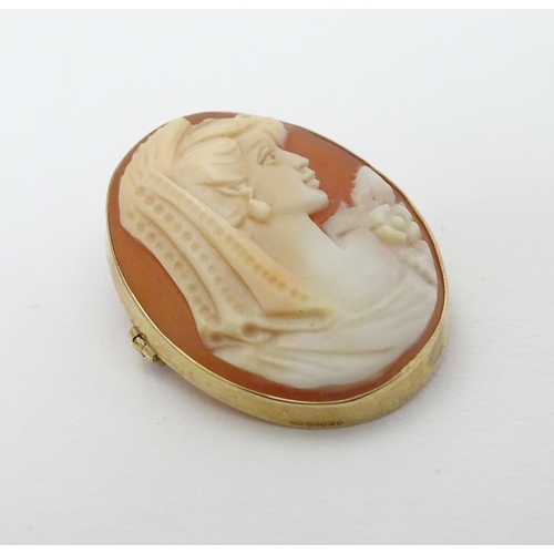 295 - A Cameo brooch depicting a lady in side profile, within a 9ct gold mount. 1 ¼''