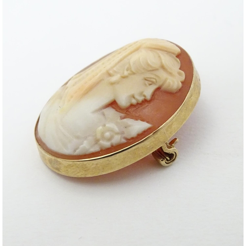 295 - A Cameo brooch depicting a lady in side profile, within a 9ct gold mount. 1 ¼''