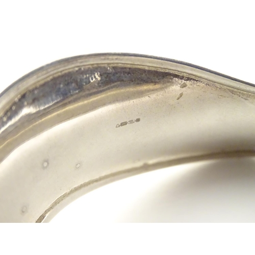 324 - A modernist silver bangle / bracelet