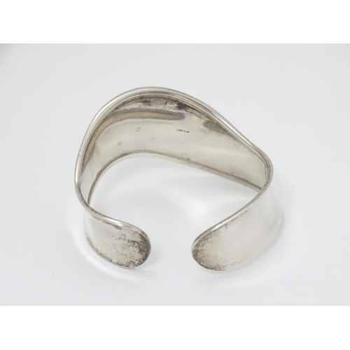 324 - A modernist silver bangle / bracelet