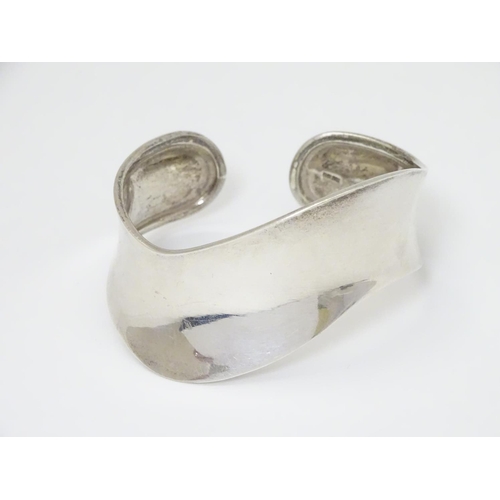 324 - A modernist silver bangle / bracelet