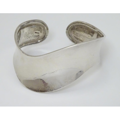 324 - A modernist silver bangle / bracelet