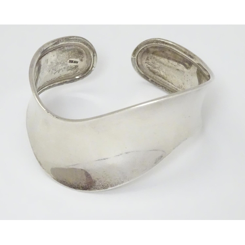 324 - A modernist silver bangle / bracelet