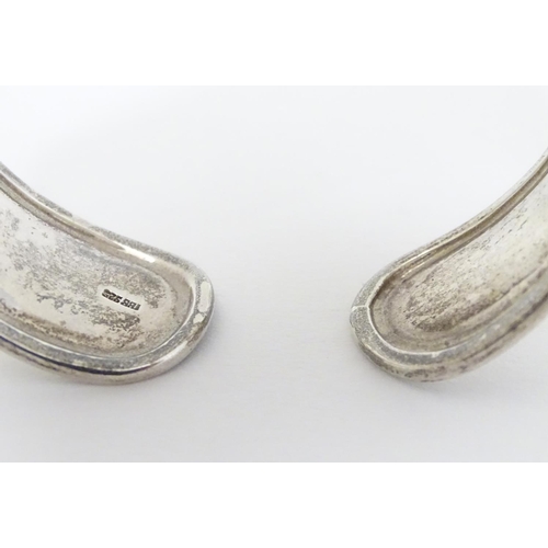 324 - A modernist silver bangle / bracelet