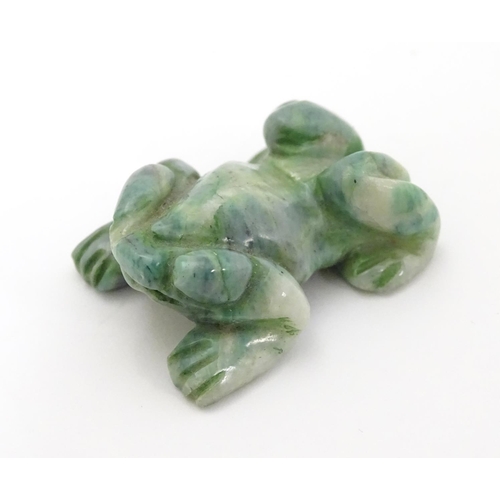 338 - A carved green pendant formed as a frog 1 1/4''