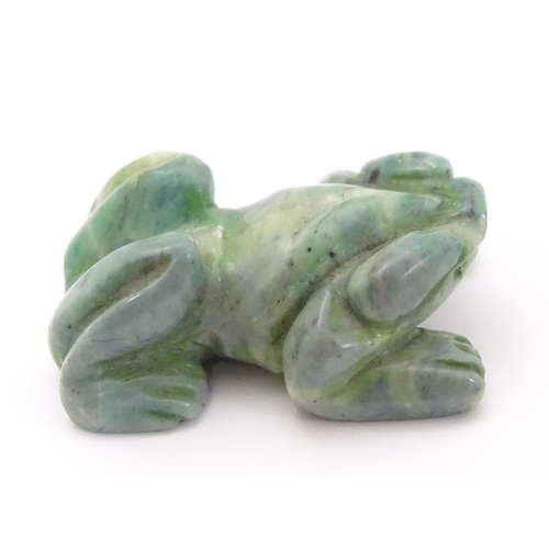 338 - A carved green pendant formed as a frog 1 1/4''