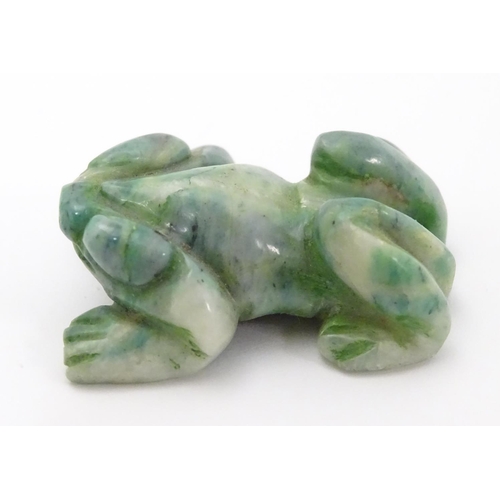 338 - A carved green pendant formed as a frog 1 1/4''