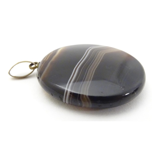 342 - A banded agate pendant approx 1 1/2'' long