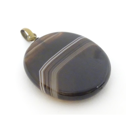 342 - A banded agate pendant approx 1 1/2'' long