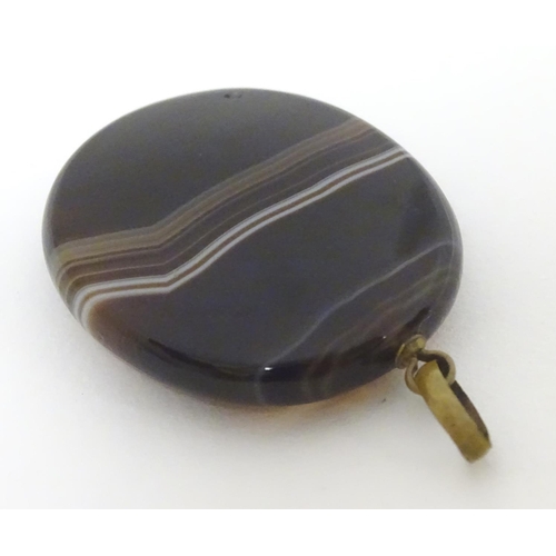 342 - A banded agate pendant approx 1 1/2'' long