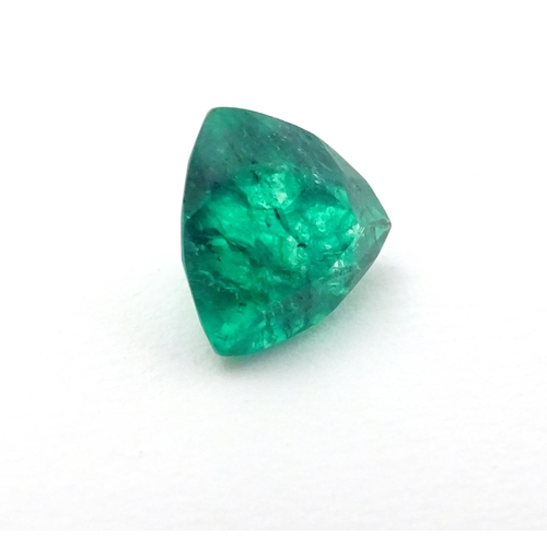 348 - Unmounted stone: A green trillion cut emerald. approx 6.90 ct, approx 3/8'' wide