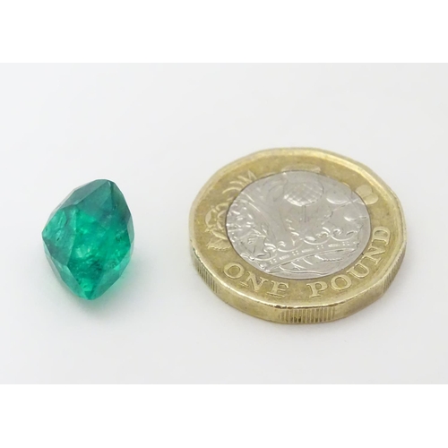 348 - Unmounted stone: A green trillion cut emerald. approx 6.90 ct, approx 3/8'' wide