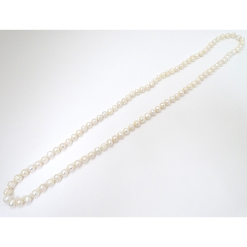 366 - A long pearl necklace approx 44'' long