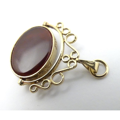 379 - A 9ct gold pendant fob with rotating green and carnelian central fob section. Approx 1 1/2'' long