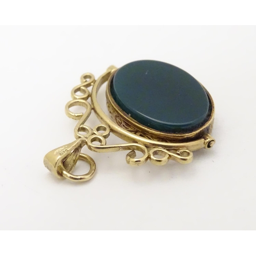 379 - A 9ct gold pendant fob with rotating green and carnelian central fob section. Approx 1 1/2'' long