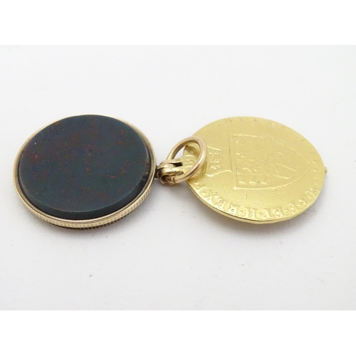 380 - An unsensual gold pendant locket set with Spade Guinea to one side and bloodstone seal to other. 1 1... 