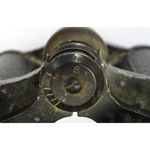 404 - Militaria: a pair of c. WWI/First World War field binoculars, of blacked brass construction, the bar... 