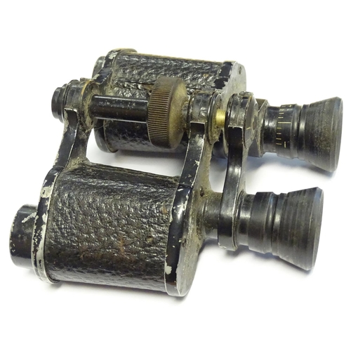 404 - Militaria: a pair of c. WWI/First World War field binoculars, of blacked brass construction, the bar... 