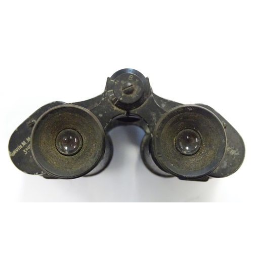 404 - Militaria: a pair of c. WWI/First World War field binoculars, of blacked brass construction, the bar... 