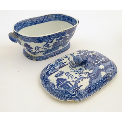 45 - A quantity of blue and white items, to include a twin handled bowl decorated with Classical urns and... 