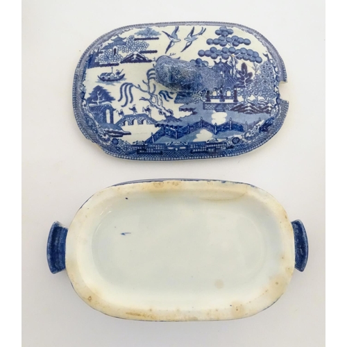 45 - A quantity of blue and white items, to include a twin handled bowl decorated with Classical urns and... 