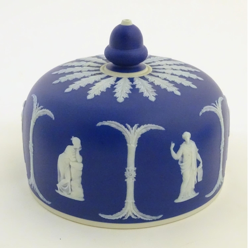 45 - A quantity of blue and white items, to include a twin handled bowl decorated with Classical urns and... 