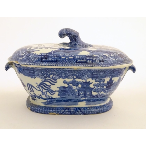 45 - A quantity of blue and white items, to include a twin handled bowl decorated with Classical urns and... 