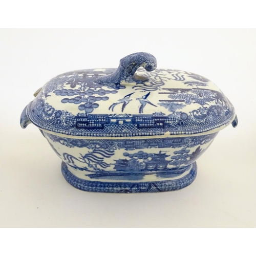 45 - A quantity of blue and white items, to include a twin handled bowl decorated with Classical urns and... 