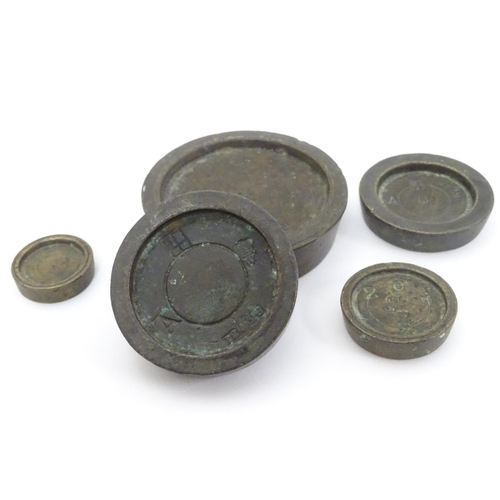 478 - A collection of solid cast brass weights to include Victorian 1 lb and WmIV examples etc.