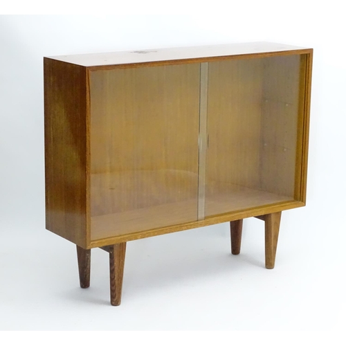 750 - Vintage Retro - a pair of English mid 20 thC 'Gordon Russell' Walnut low bookcases with sliding glas... 