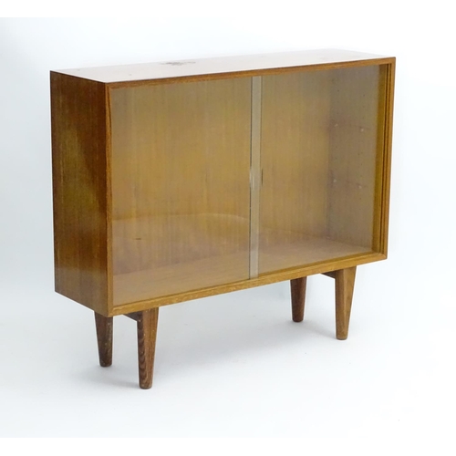 750 - Vintage Retro - a pair of English mid 20 thC 'Gordon Russell' Walnut low bookcases with sliding glas... 