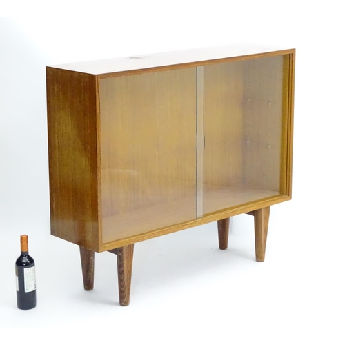 750 - Vintage Retro - a pair of English mid 20 thC 'Gordon Russell' Walnut low bookcases with sliding glas... 