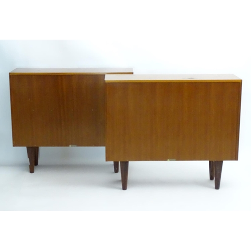 750 - Vintage Retro - a pair of English mid 20 thC 'Gordon Russell' Walnut low bookcases with sliding glas... 