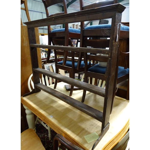 132 - A Georgian oak plate rack