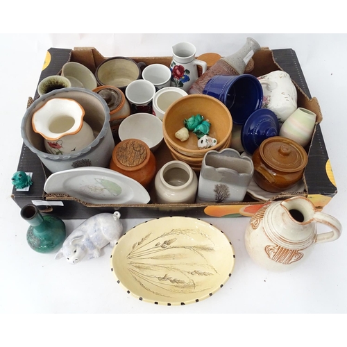 224 - A box of assorted ceramics