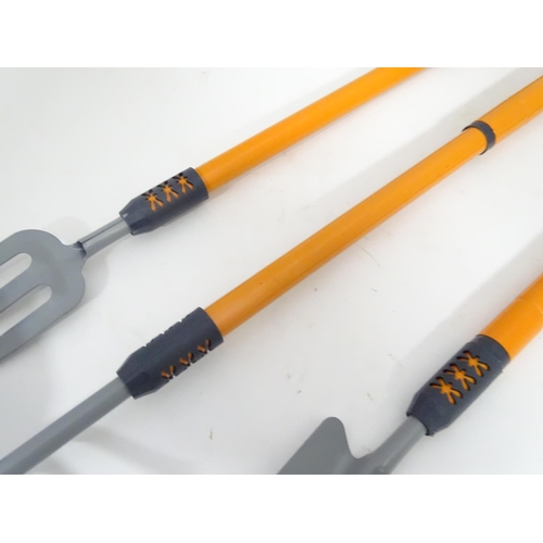 261 - Set of three garden tools with extendable handles, 3ft maximum