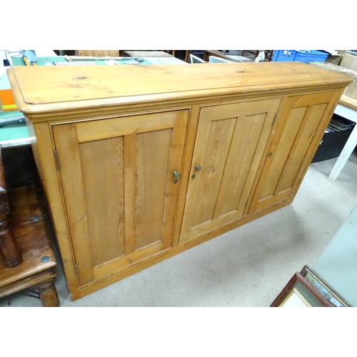 279 - A late 19thC / early 20thC pine sideboard / kitchen low cupboard