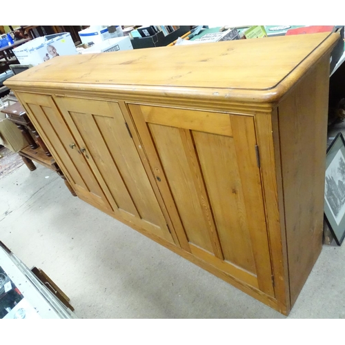 279 - A late 19thC / early 20thC pine sideboard / kitchen low cupboard