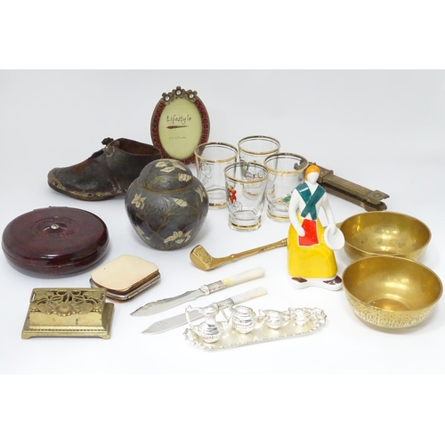 340 - A quantity of miscellaneous items, to include a ceramics, silver plated items etc.