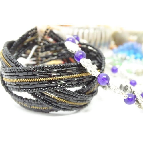 343 - A quantity of assorted costume jewellery, to include necklaces, bracelets etc.