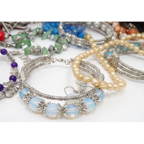 343 - A quantity of assorted costume jewellery, to include necklaces, bracelets etc.