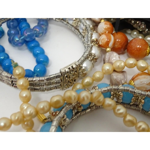 343 - A quantity of assorted costume jewellery, to include necklaces, bracelets etc.