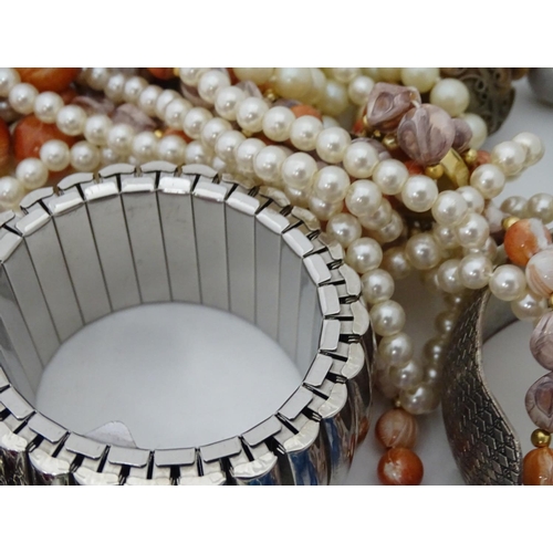 343 - A quantity of assorted costume jewellery, to include necklaces, bracelets etc.