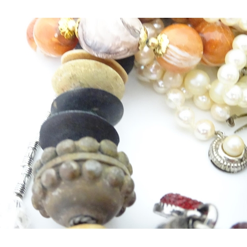 343 - A quantity of assorted costume jewellery, to include necklaces, bracelets etc.