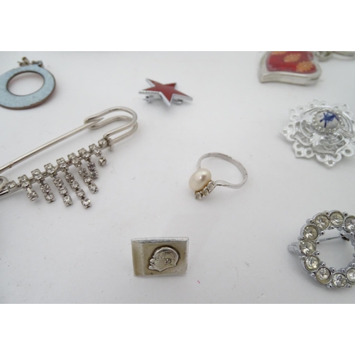 345 - A quantity of costume jewellery, to include brooches, necklaces etc.