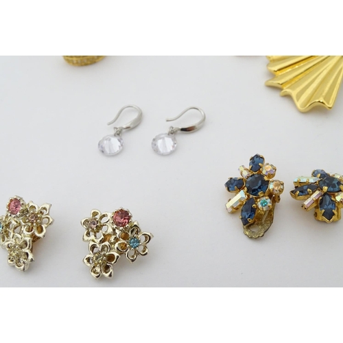 359 - A quantity of earrings