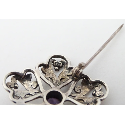 367 - A Victorian silver brooch