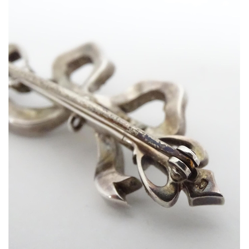 368 - A silver ribbon bar brooch