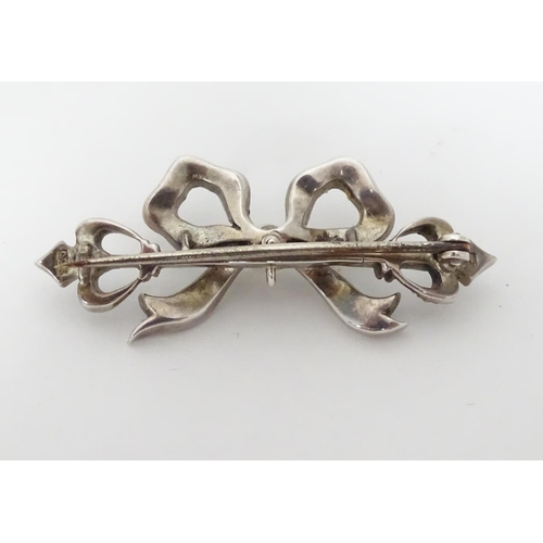 368 - A silver ribbon bar brooch